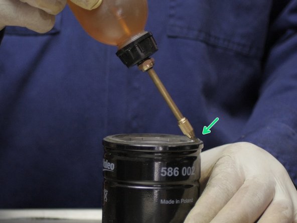 Appliquer de l'huile propre sur le joint du nouveau filtre à huile pour facilité le serrage