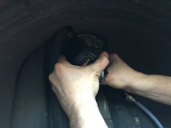 
Secure the shock absorber stop to the chassis using the 2 x 13 mm screws. Start tightening by hand, then continue with the ratchet wrench until fully tightened. Complete with a final tightening
