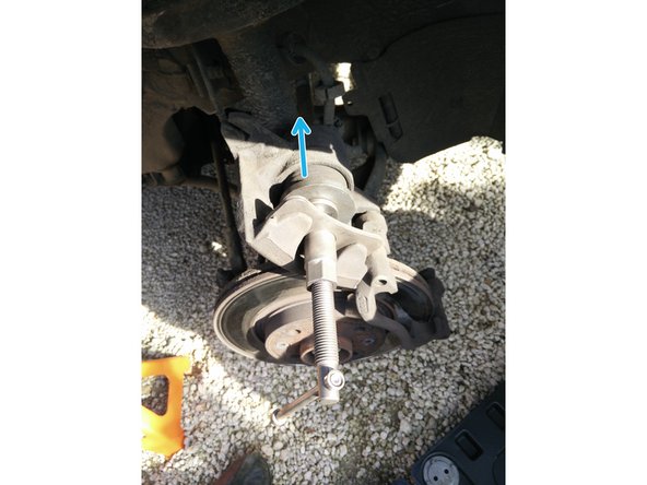 Visser le repousse piston jusqu’à ce qu'il soit en butée