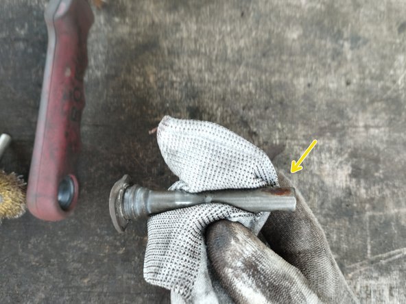 si besoin nettoyer les colonnettes à l'aide d'un chiffon et les graisser (pas de graisse au cuivre car elle attaque les soufflets en caoutchouc)