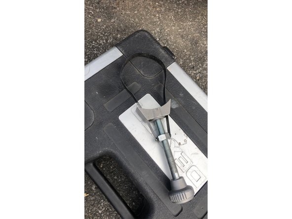 Pour le filtre à huile j'utilise une clé à sangle