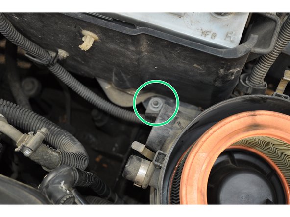 Dévisser la fixation de la boite à air