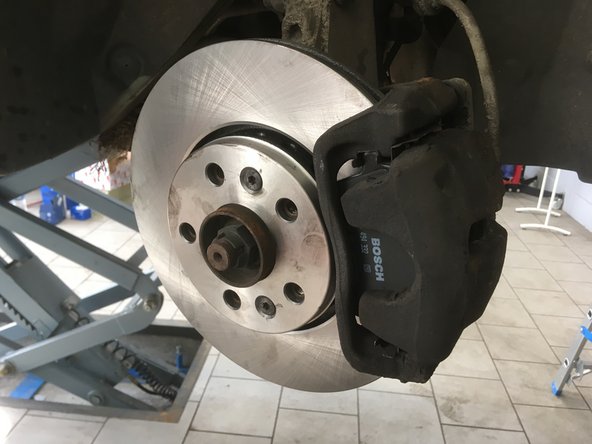 visser la vis à l'aide de la clé de 13 et de 17