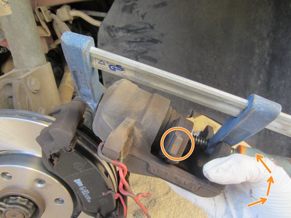 Remonter le support d’étrier et bien serrer les 2 vis Torx 55