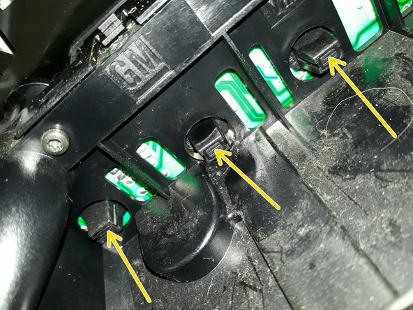 sur la photo 2 (vue de l’intérieur), on voit bien les ampoules à changer.