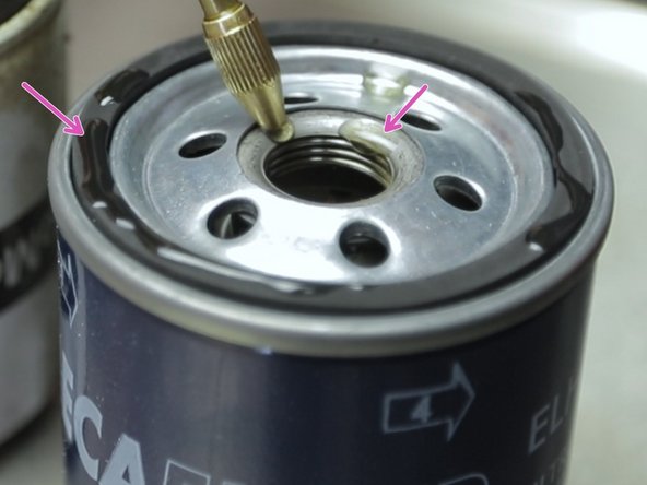 Lubrifier avec un peu d'huile le nouveau filtre