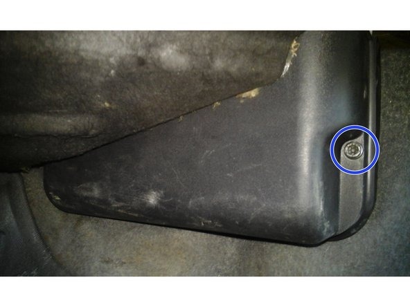 Démonter la protection du calculateur à  l'aide de la douille de 10 (Cf 2ème photo) et de la clè allen(entouré en bleu)