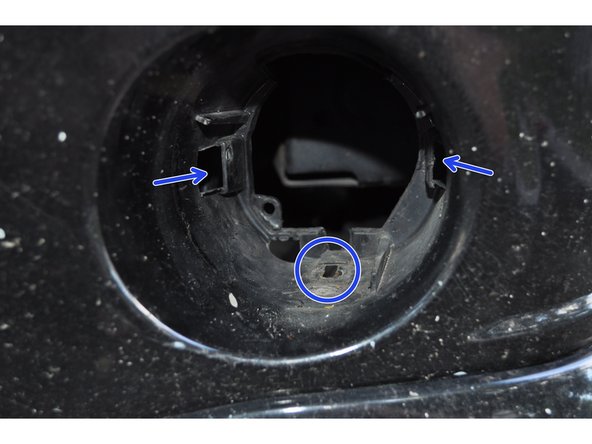 Faire coïncider l'insert pour la vis de fixation et les encoches latérales lors de la mise en place du nouveau phare antibrouillard