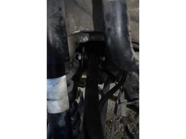 Pour vérifier que la pièce neuve a la même longueur d'entraxe que celle d'origine, il suffit de superposer les 2 pièces et d'y insérer une vis dans chaque entraxe. Si les vis entrent alors la pièce neuve est aux bonnes dimensions.