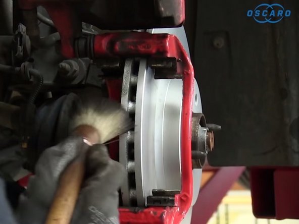 Nettoyer à l'aide d'un pinceau l’étrier et le disque