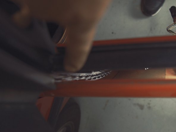 
This is where the glass should slide, it is the part that prevents unwanted movement of the glass and guides it.
