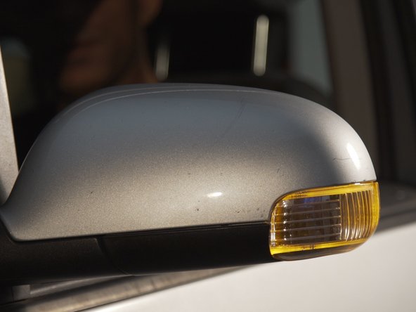 Essayer le clignotant et le réglage du rétroviseur avant de prendre la route