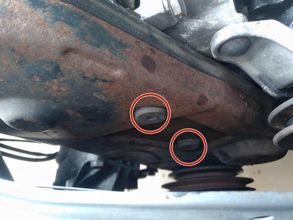 Dévisser les deux écrous de maintien du cache supérieur puis dégager ce dernier (en l'écartant un peu puis le glisser vers le haut)