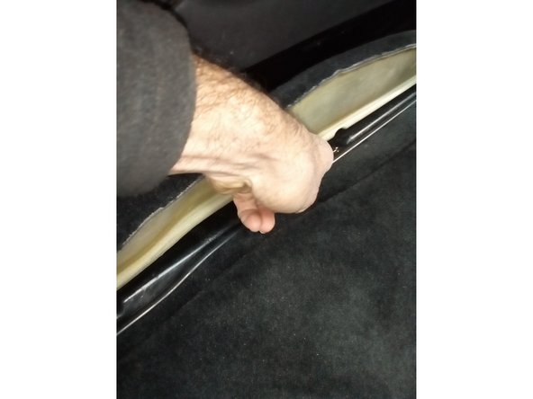 Reposer la moquette en commençant par le bas puis les côtés puis le haut. Refuser les 4 vis en plastiques. Repositionner les sièges passager et conducteur.