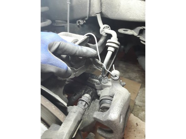 Durant le travail maintenir l’étrier à  l'aide d'un câble ou fil de fer. Ici j'ai utilisé un bout d'un vieux cintre que j'ai coupe avec une pince coupante.