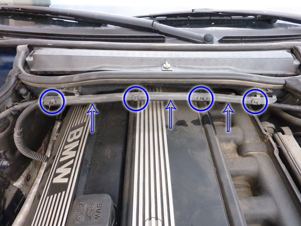 Refermer la goulotte en clipsant les 4 points de verrouillage.