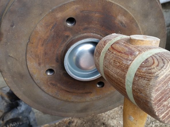 Procéder à la purge du liquide de frein.Purge du liquide de frein