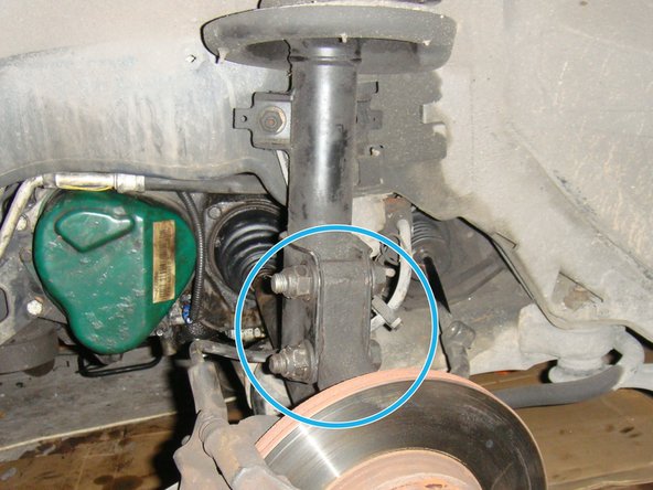 Retirer les deux boulon de maintien en bas de l'amortisseur,en dévissant les écrous (clé de 24) puis frapper les visses pour les dégager de la zone cannelé