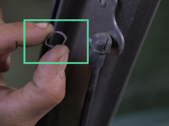 Placer le tournevis entre le clips et le vérin , faire basculer le clips et retirer le