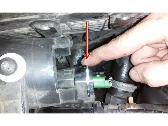 Enfoncer le à fond avec le doigt