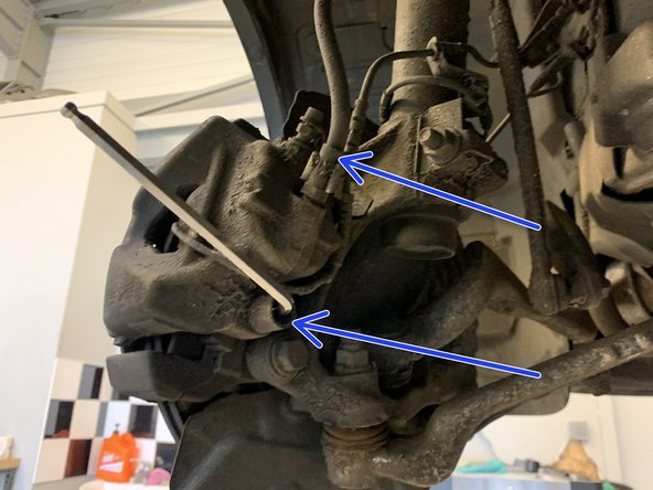 Déviser les deux vis l'étrier à l'aide de la BTR de 7