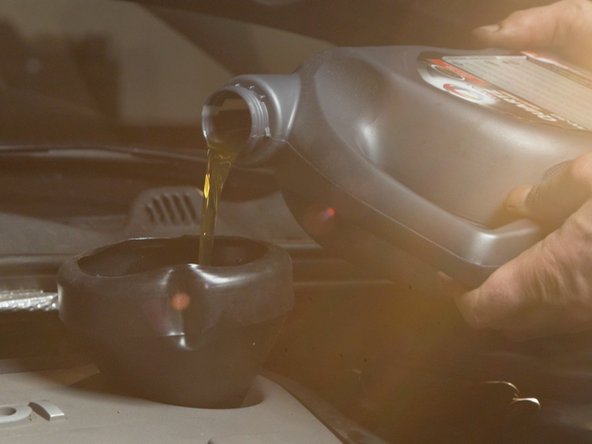 Verser un peu moins de 4l d'huile dans l'entonnoir