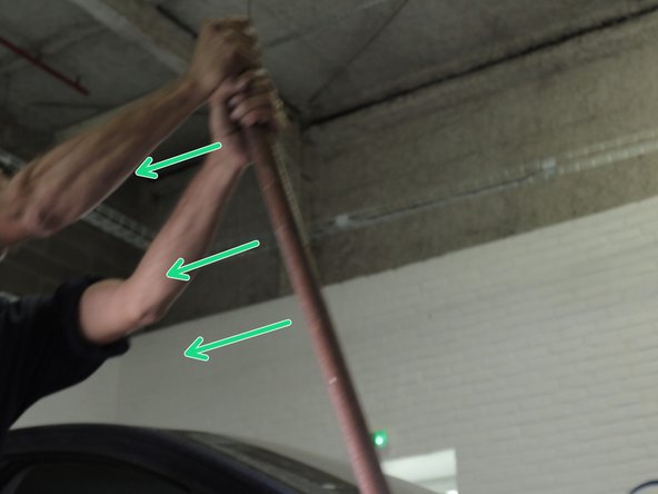 Desserrer l’écrou de cardan à l'aide d'une barre placée par exemple dans un bras de la croix