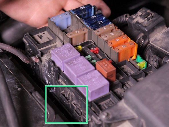 Repositionner le couvercle de la boite à fusibles (3 encoches)