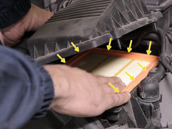 Vérifier que les bords du filtre sont bien inserés