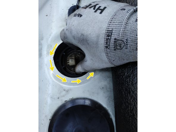 Ne pas utiliser un tournevis tranchant sous peine de casser les ergots du collier.