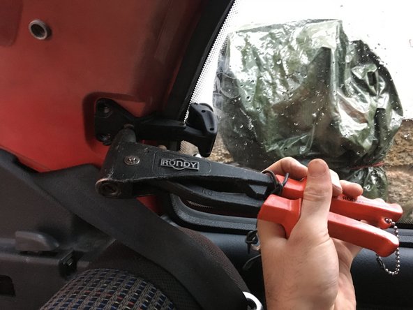 
Tighten the rivet pliers until the rivet breaks
