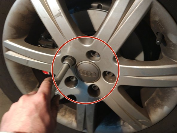 Mettre la roue en place et visser à la main les 5 boulons (jusqu'en butée).