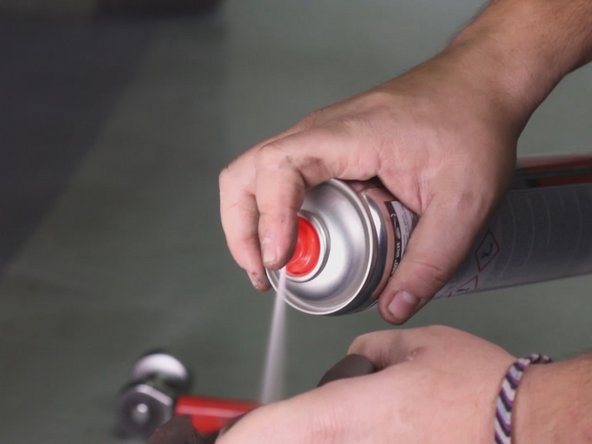 Nettoyer la chape à l'aide du nettoyant frein et d'une brosse métallique