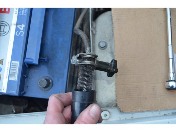 Pensez à nettoyer les plots et cosses de batterie et à les enduire de graisse au cuivre pour les protéger.