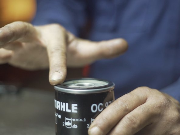 
Apply oil to the oil filter gasket
