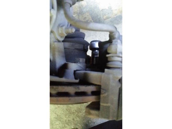 Déposer les deux vis du support d’étrier