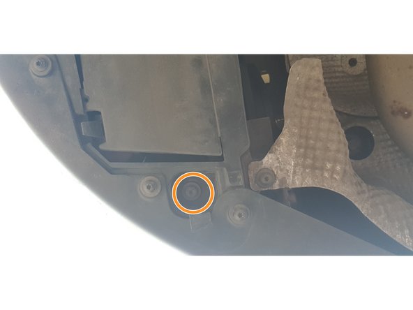 Je n'ai pas fait cette étape, mais elle me semble bien pratique, car cela évite de se retrouver avec un câble entre le retrait du pare choc et la voiture. ;)