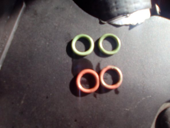 Photo 1 comparaisons des joints du réchauffeur se de couleur orange sont les anciens et les verts les neuf.