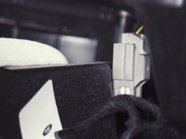 Rebrancher le faisceau électrique derrière la boite à gant