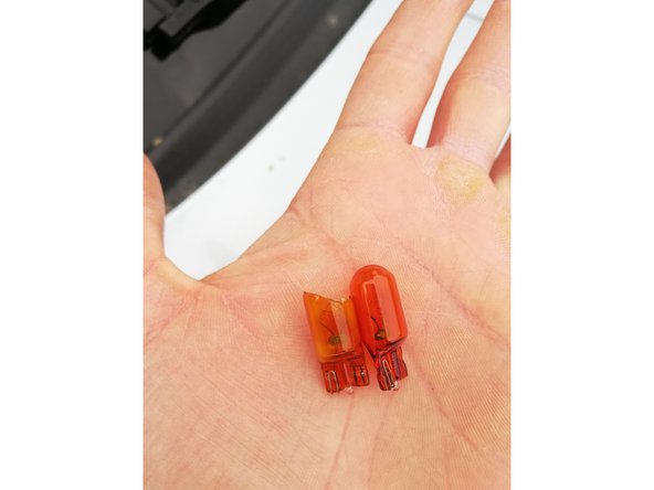 Comparer l'ancienne et la nouvelle ampoule, dimension, forme, puissance...