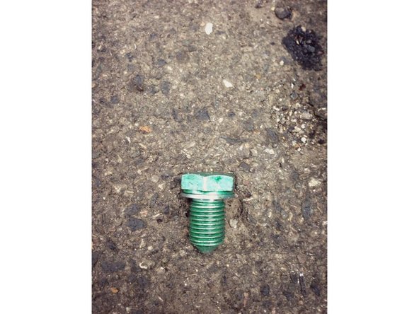 Attention, au départ, le filet d'huile plongera assez loin, puis finira à l'horizontal. Surveiller constamment afin que l'huile tombe toujours dans le récipient.