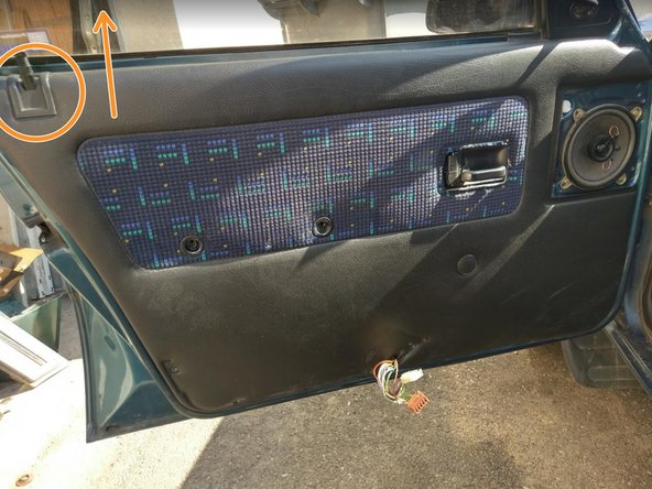 Faire doucement levier derrière les contours du panneau de porte pour le déclipser et le déposer