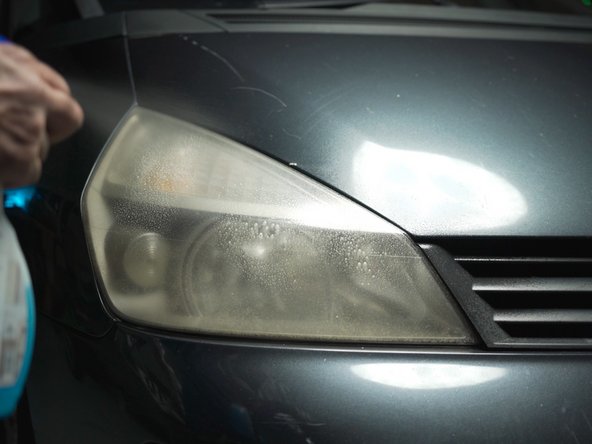 Appliquer du lave glace sur le phare afin de le dégraisser et de le nettoyer puis essuyer avec un chiffon propre