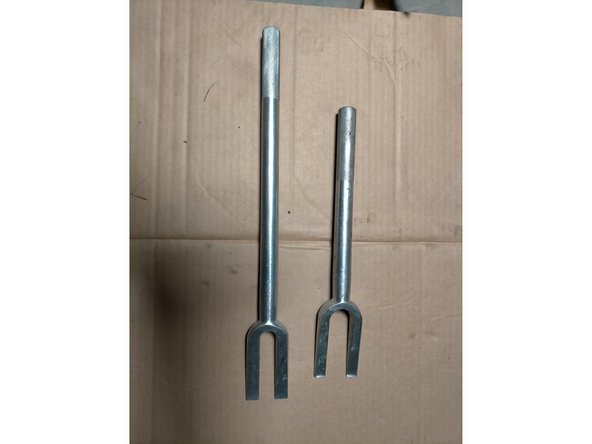 Moi j'utilise un arrache rotule à frapper comme ceux sur la photo.