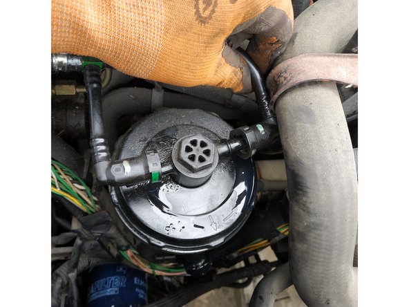 Prévoir un chiffon pour le carburant qui va couler.