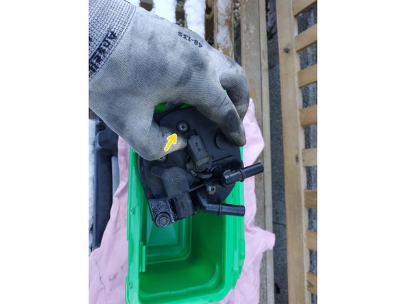 faire faire 1/4 de tour à la prise électrique en levant en même temps