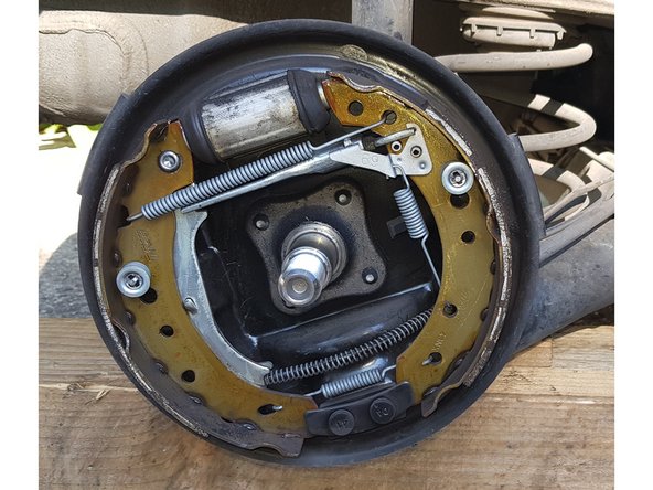 Desserrez le frein à main