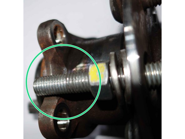 L'axe des vis, passe par les trous du moyeu.