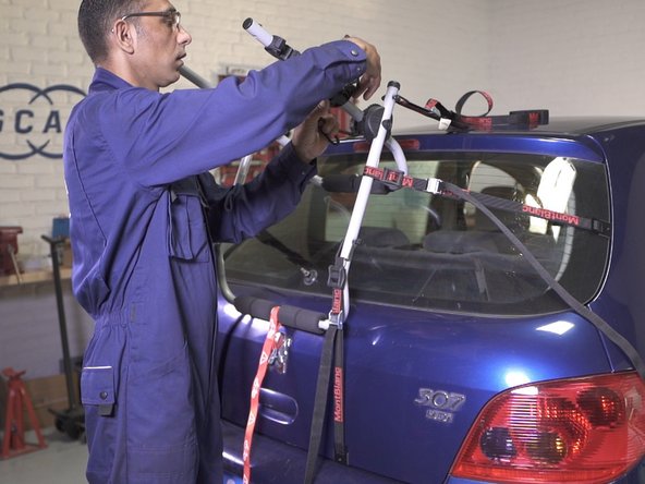 Placer les attaches en caoutchouc sur les emplacement dédiés au vélo