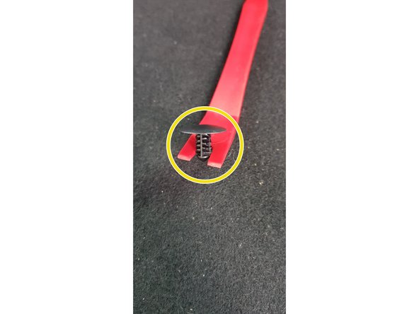 Déclipser à l'aide d'un outil de dépose de garniture le clip.